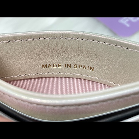 [SOLD] Chanel Ivory Iridescent Quilted Card Holder - Picture 12 of 15